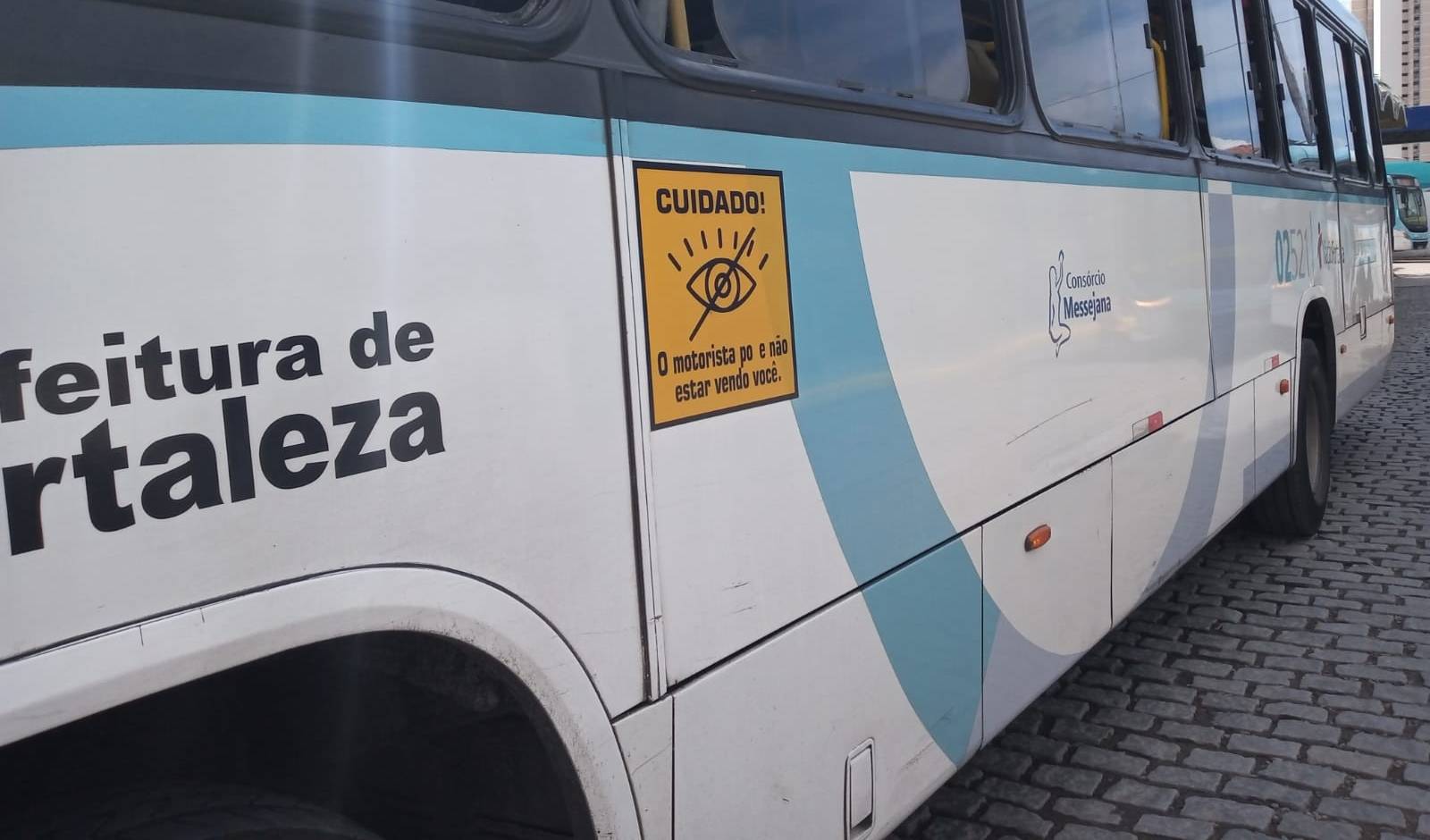 a foto mostra a lateral de um ônibus